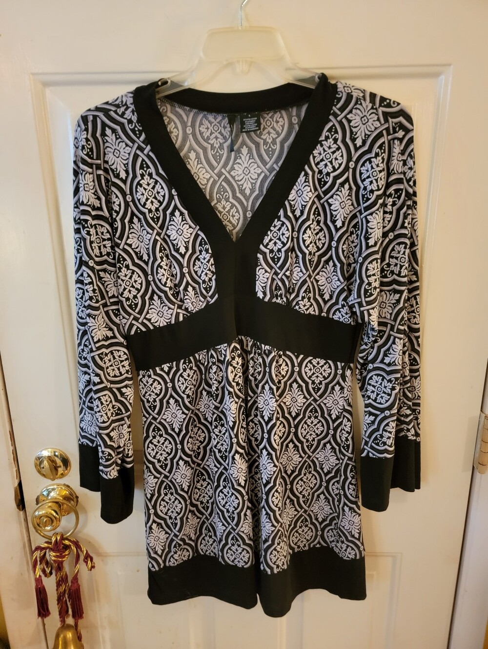 New Directions Black & White Patterned V-Neck Women’s Top